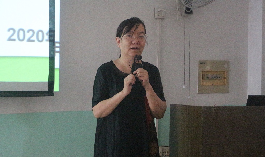 专业介绍会由信息学院教研室主任兰红老师担任主讲.